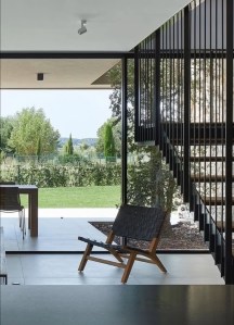 Espai exterior d'un habitatge contemporani amb butaca i estructura metàl·lica negra
