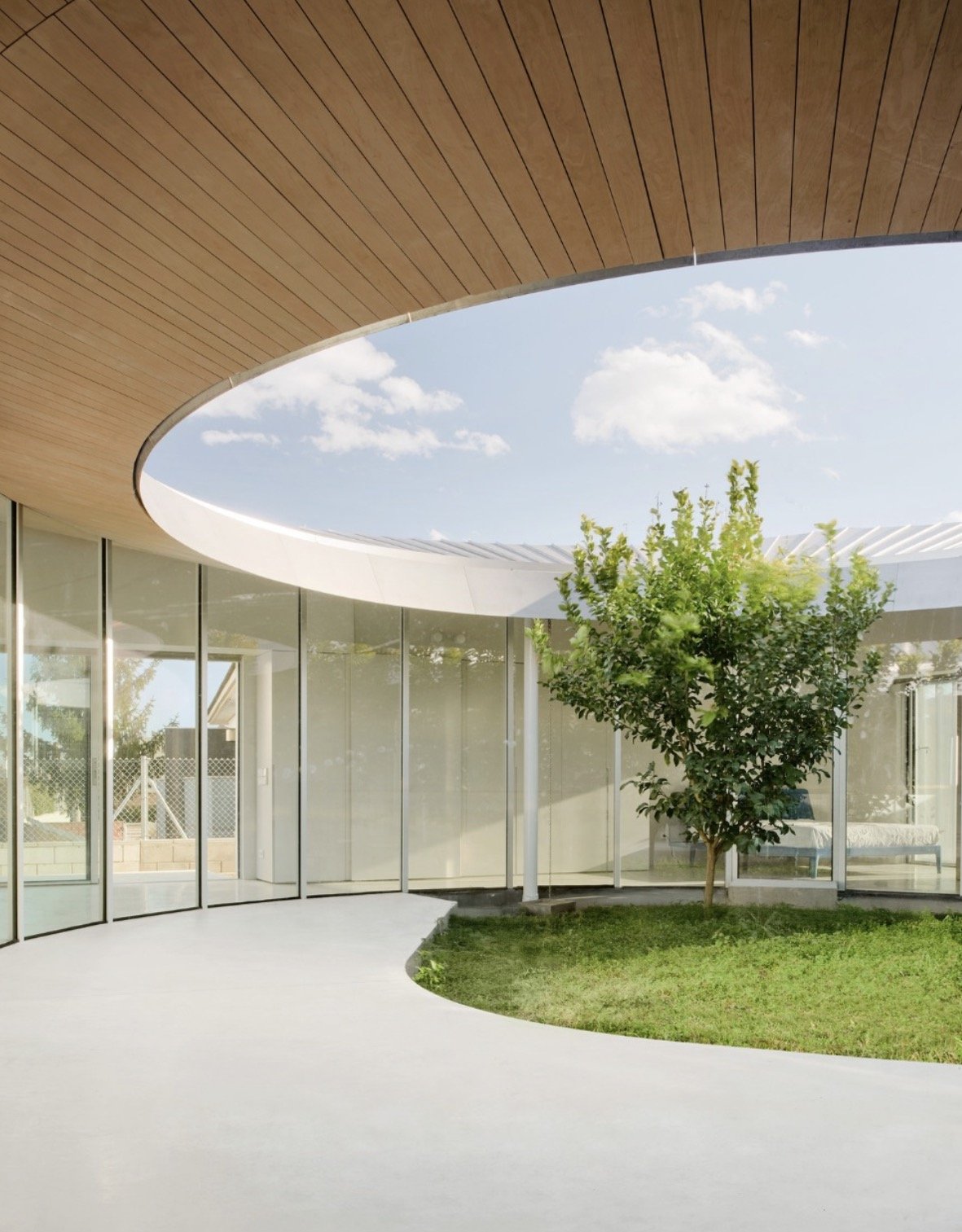 Obra nova a Sant Gregori · Habitatge amb pati circular i façana blanca