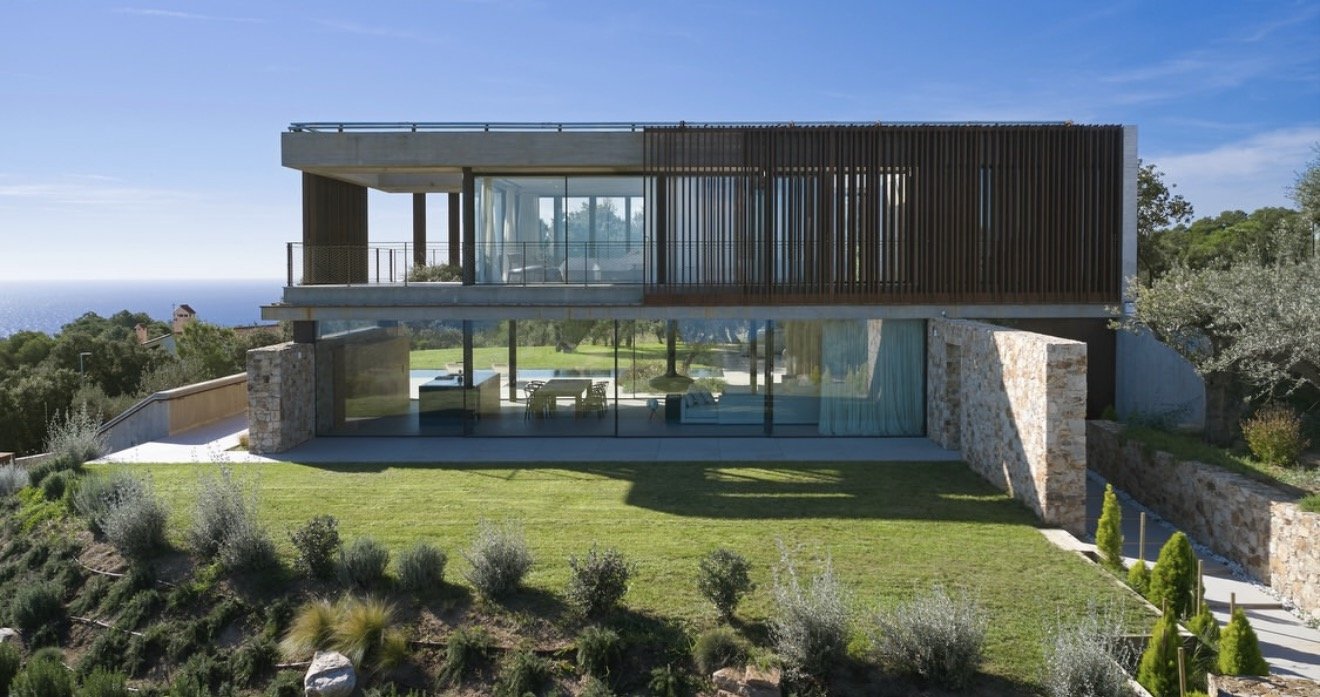 Obra nova a Begur · Habitatge amb estructura de formigó vist i acer corten