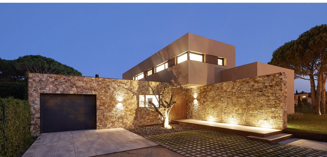 Obra nova a Gualta · Habitatge unifamiliar amb pedra i volum cúbic
