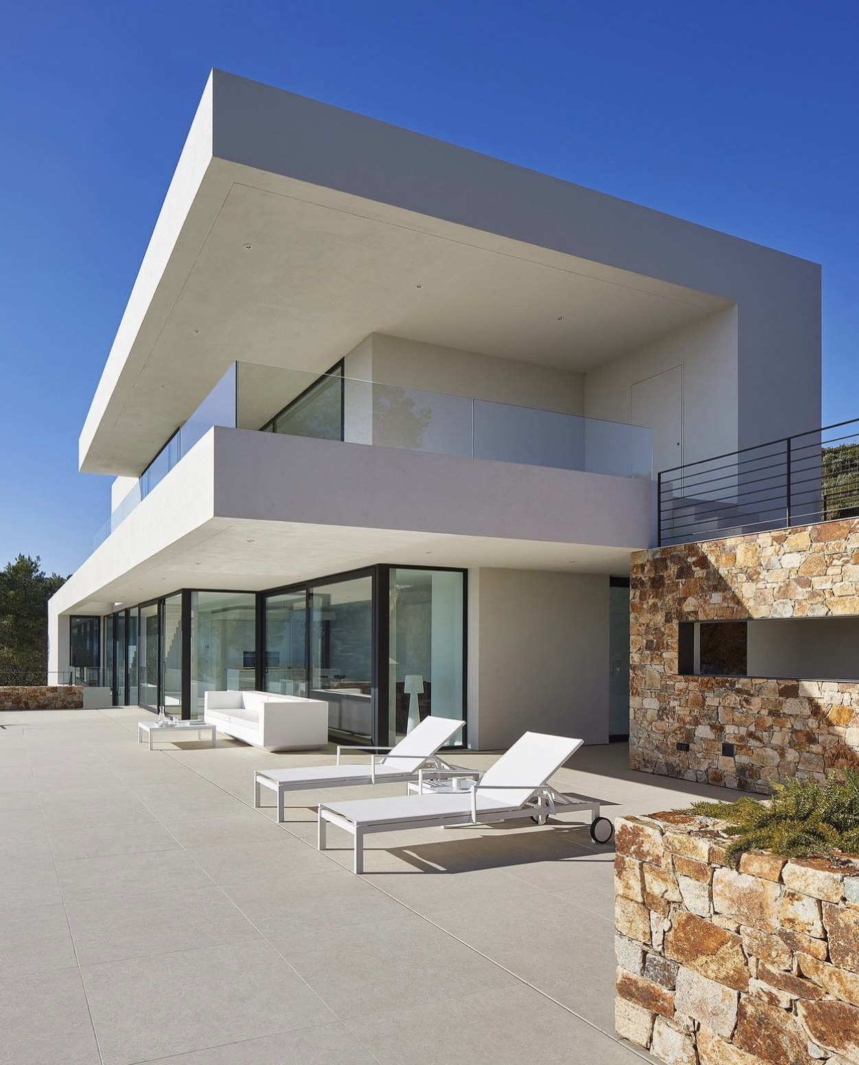 Obra nova a Begur · Habitatge amb volums blancs i voladissos